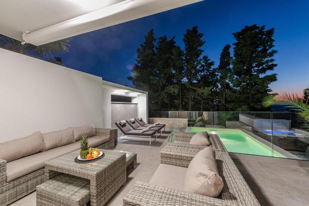Sunset Apartment mit privatem Pool und Jacuzzi Ansicht 2