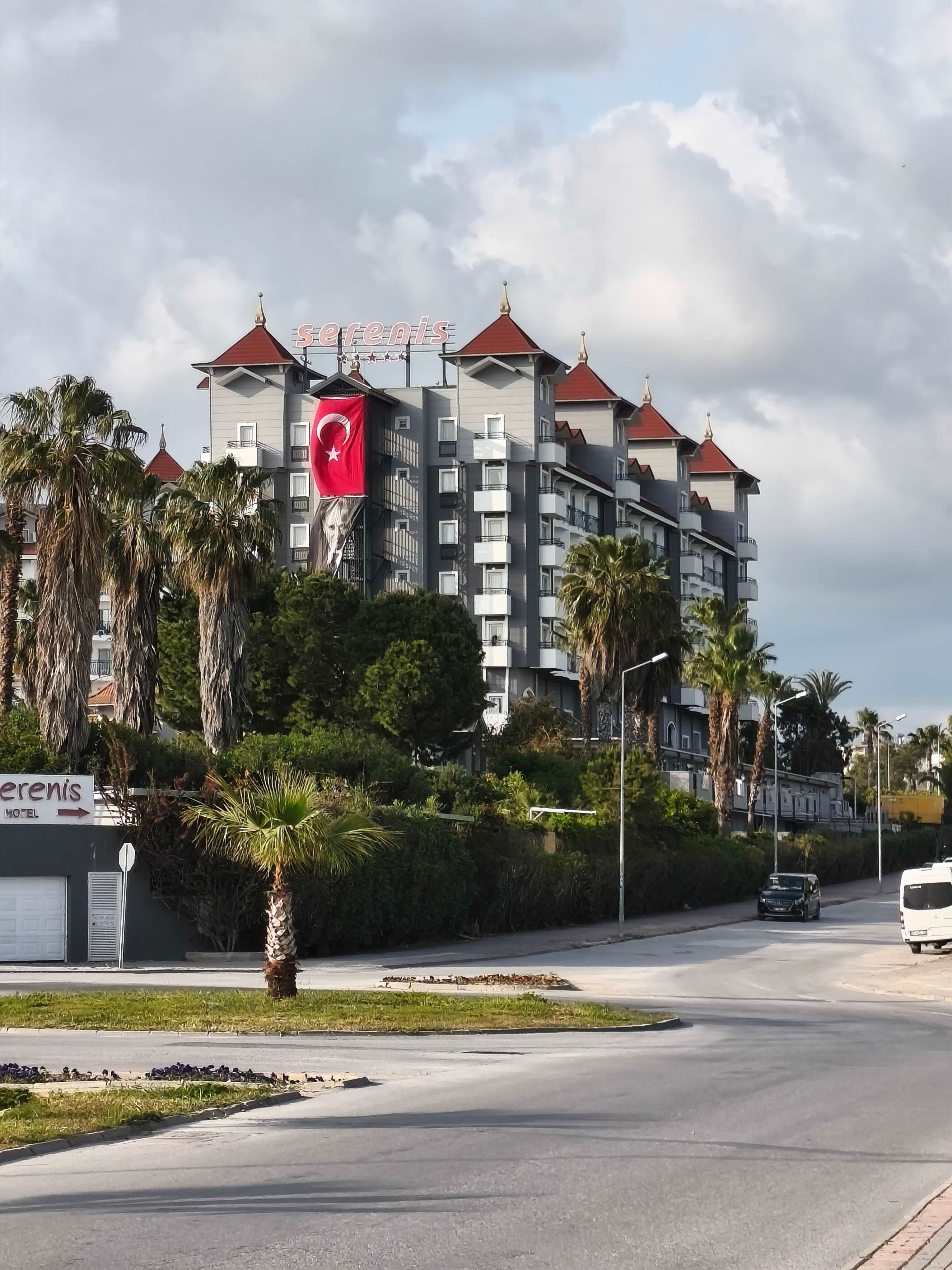 Serenis Hotel Ansicht 3