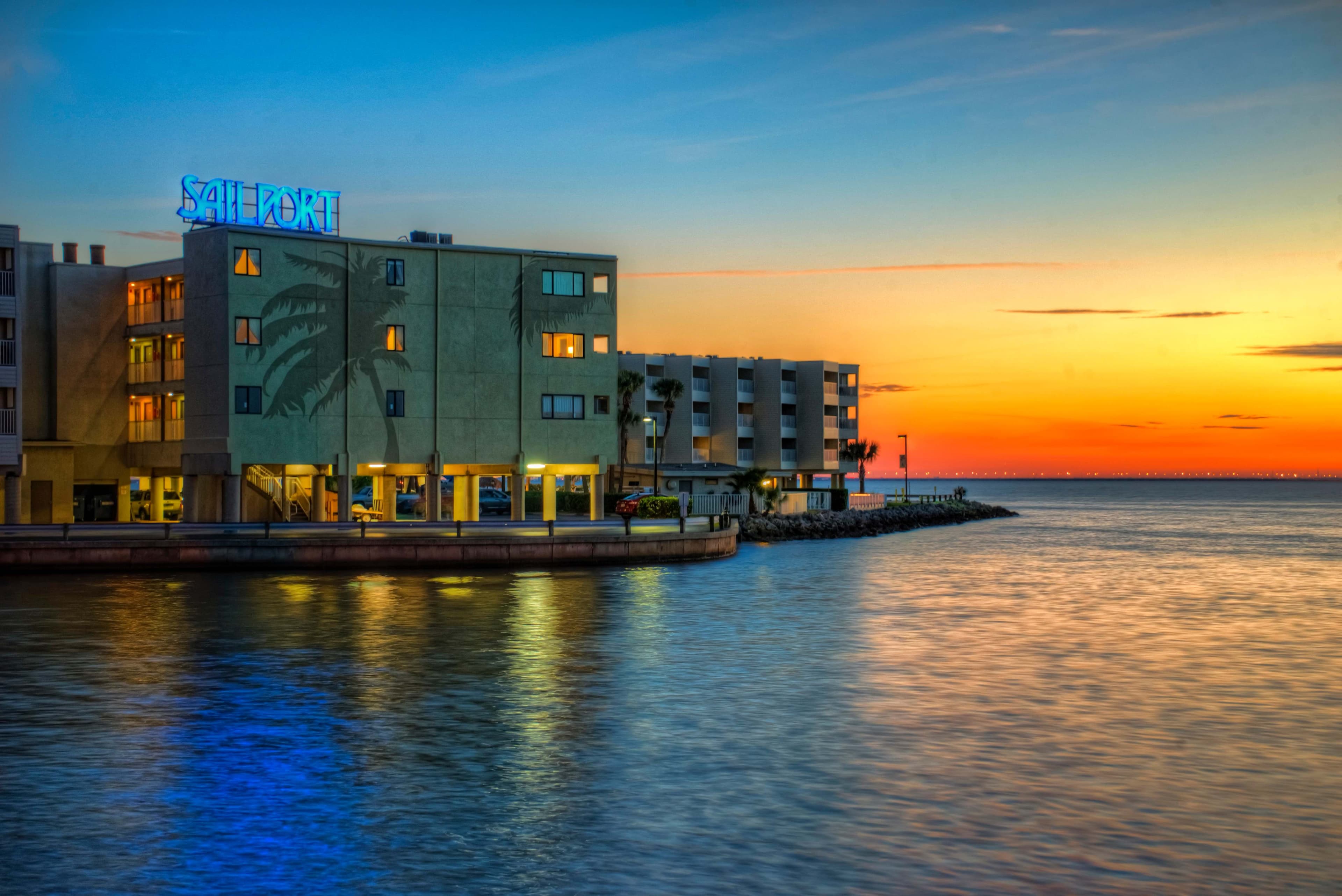 Hotel Sailport Waterfront Suites