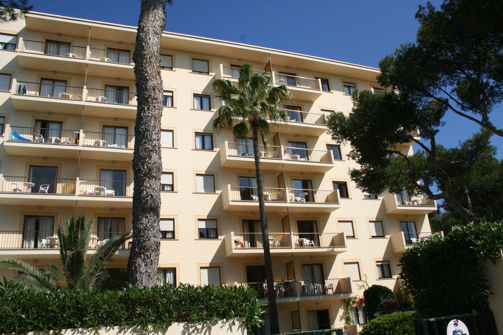 Cabot Tres Torres Apartaments