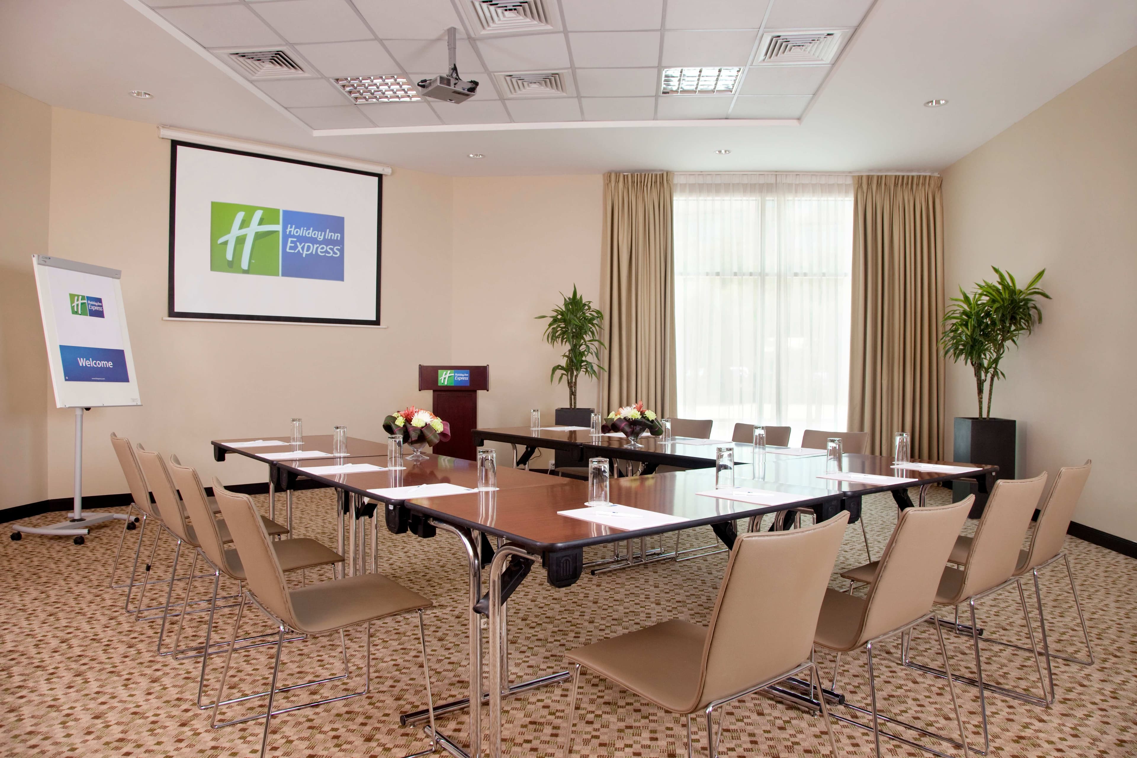 Holiday Inn Express Dubai Safa Park Ansicht 7