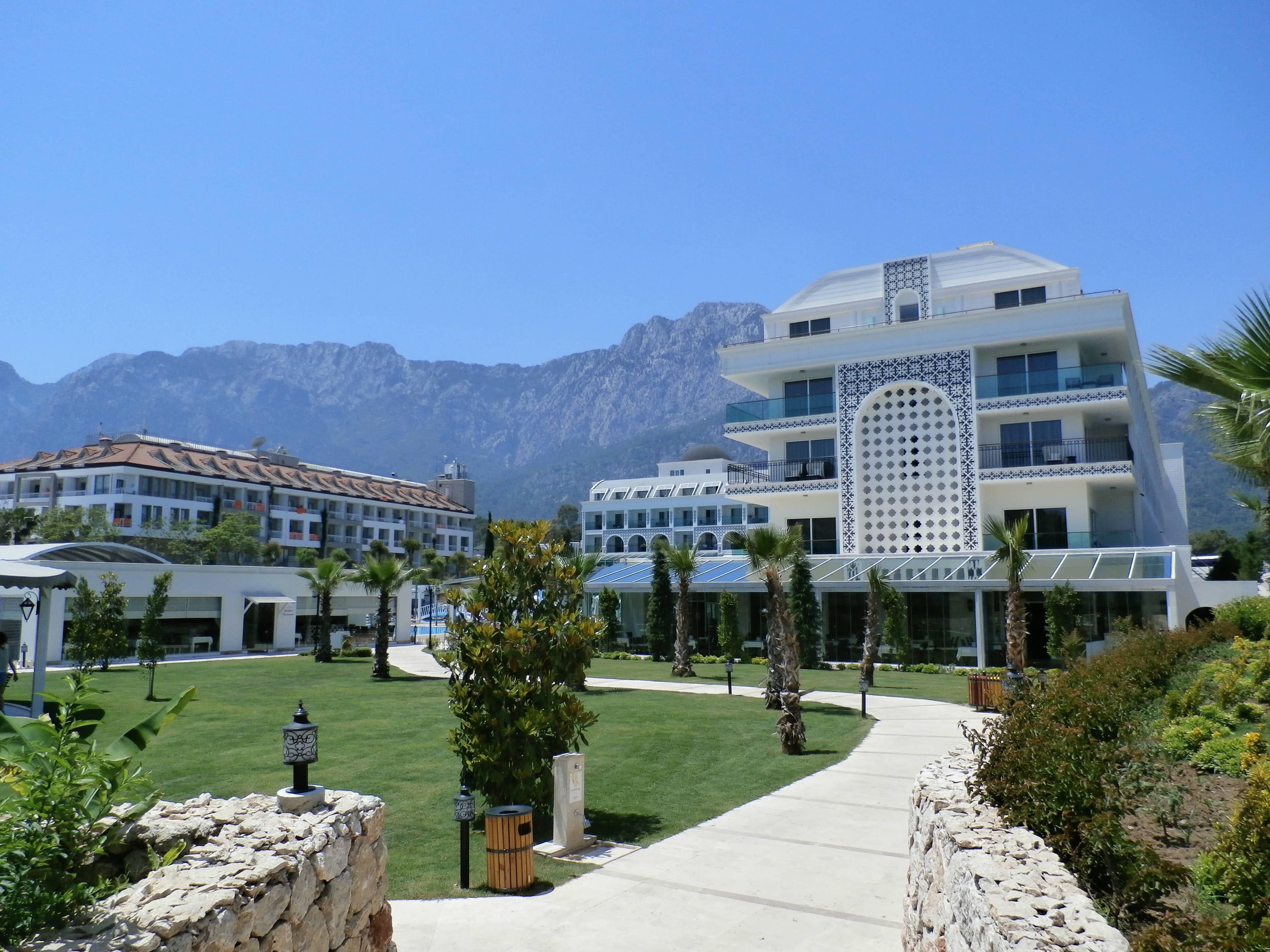 Karmir Resort & Spa