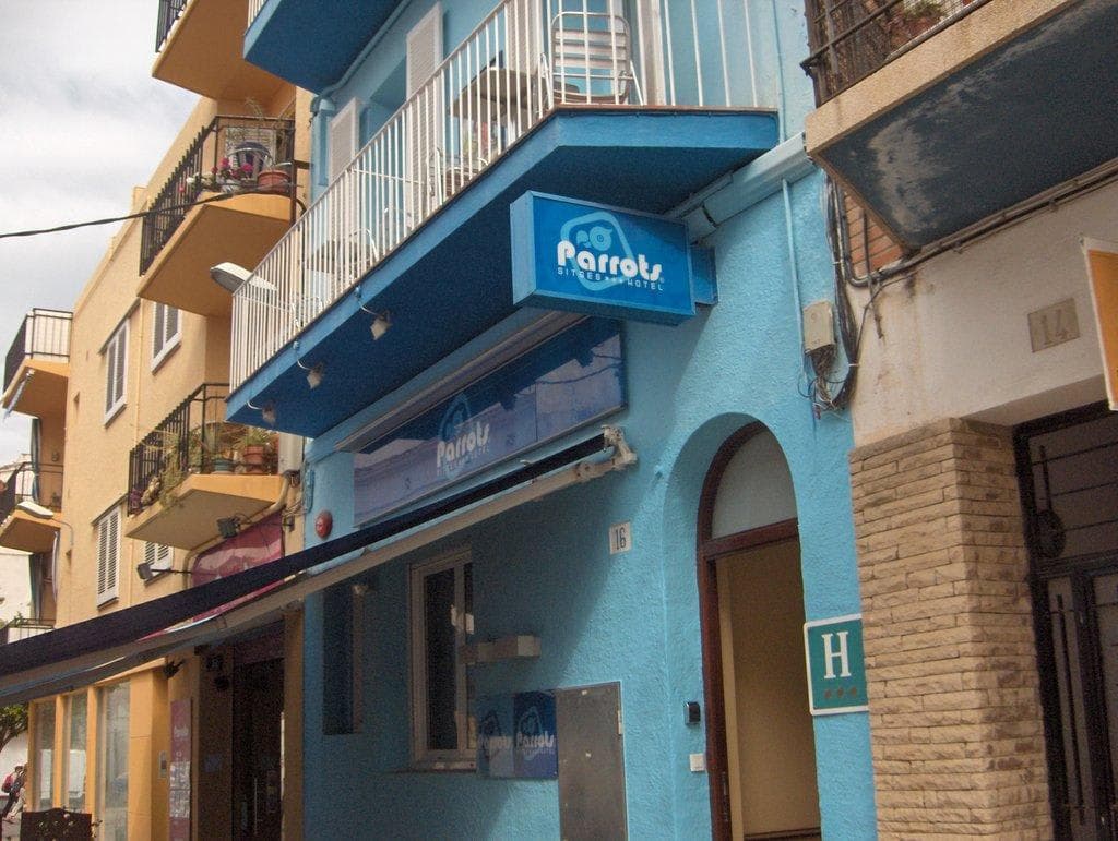 Parrots Hotel Ansicht 2