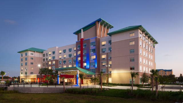 Holiday Inn Express & Suites - Orlando At Seaworld