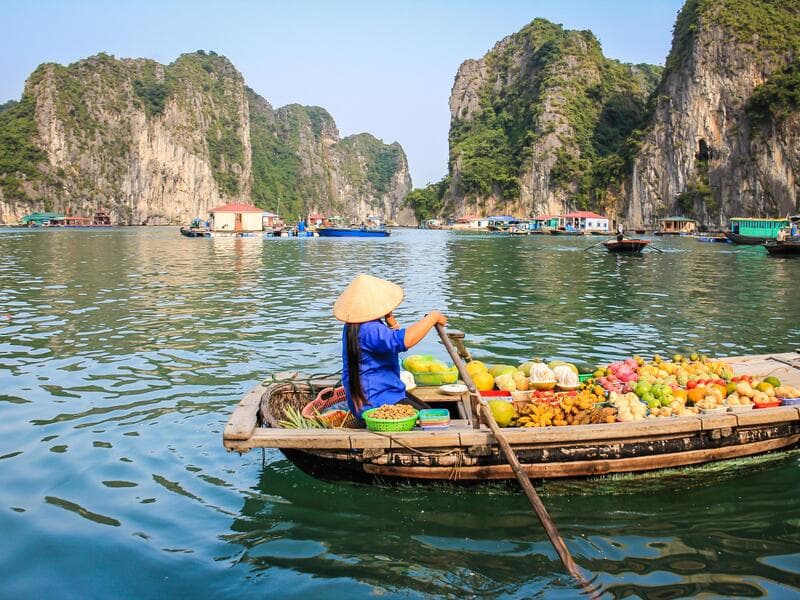 Erlebnisreisen Vietnam: Faszinierende Kontraste: Tempel und Halong-Bucht