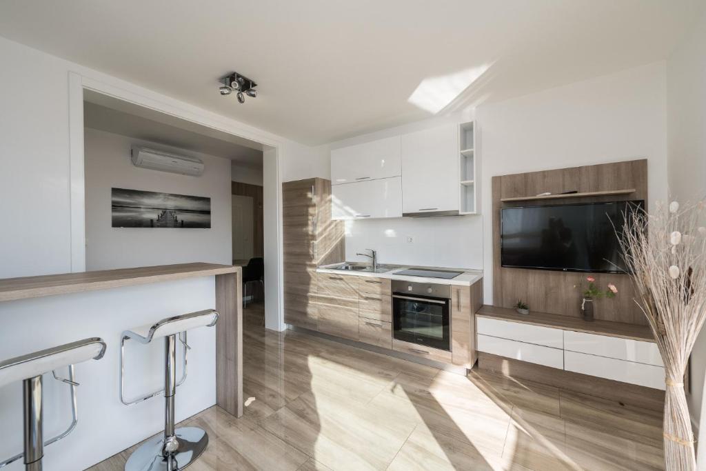 Danivan B 4 Apartment in Novalja 2