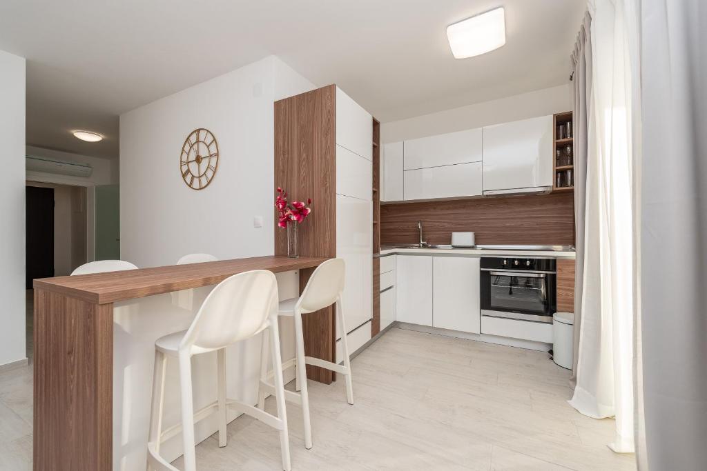 Pool Maris A 4 Apartment mit Balkon in Novalja 5