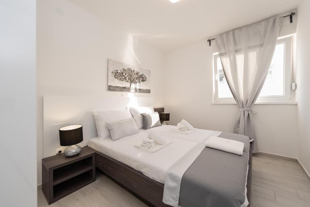 Pool Maris B 4 Apartment mit Terrasse in Novalja 2