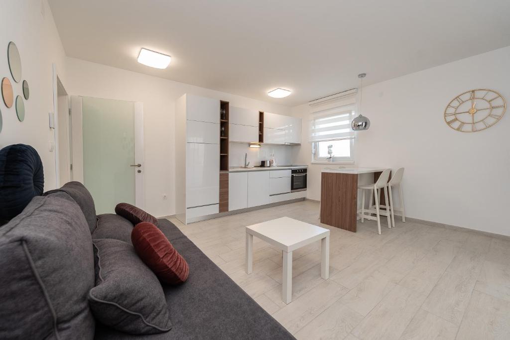 Pool Maris B 4 Apartment mit Terrasse in Novalja 2