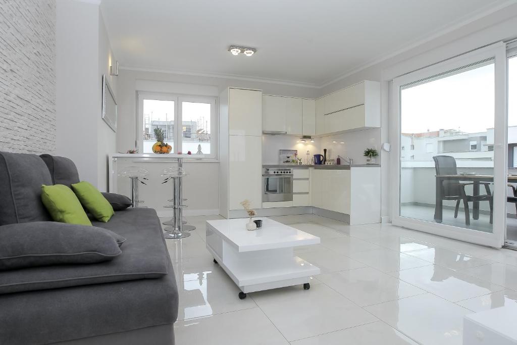 Tomana 6 Apartment mit Terrasse in Novalja