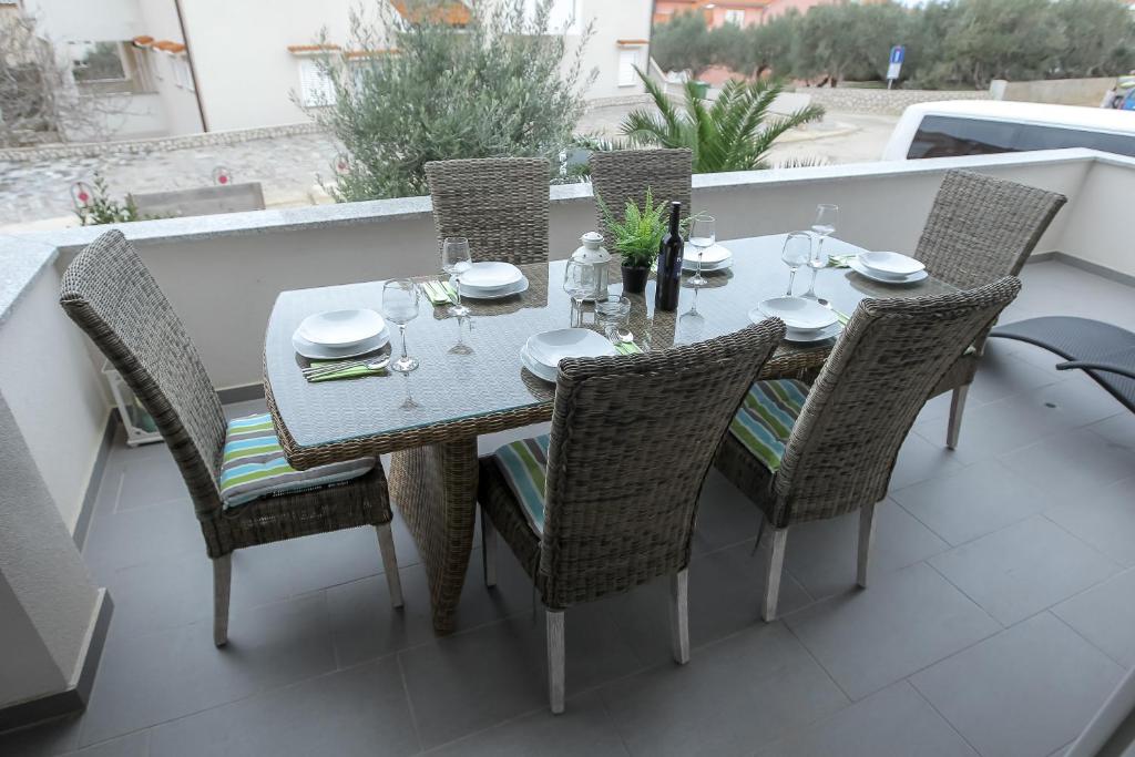 Tomana 6 Apartment mit Terrasse in Novalja 2