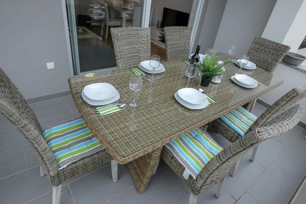 Tomana 6 Apartment mit Terrasse in Novalja 3