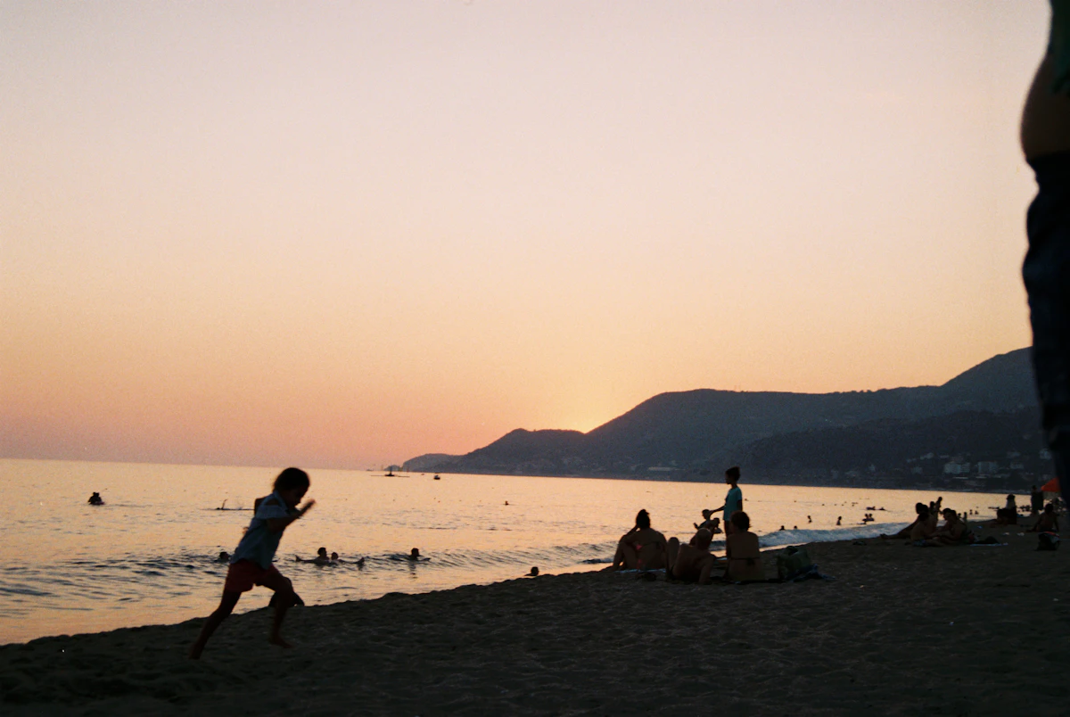 Kinder am Strand bei Sonnenuntergang
